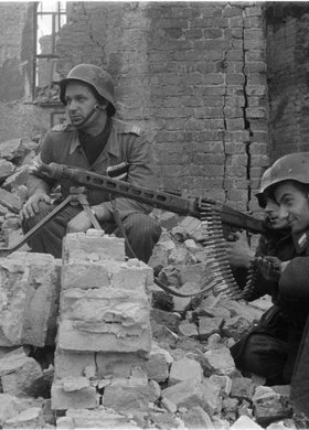 Powstańcy na stanowisku strzeleckim przy ulicy Wojciecha Górskiego