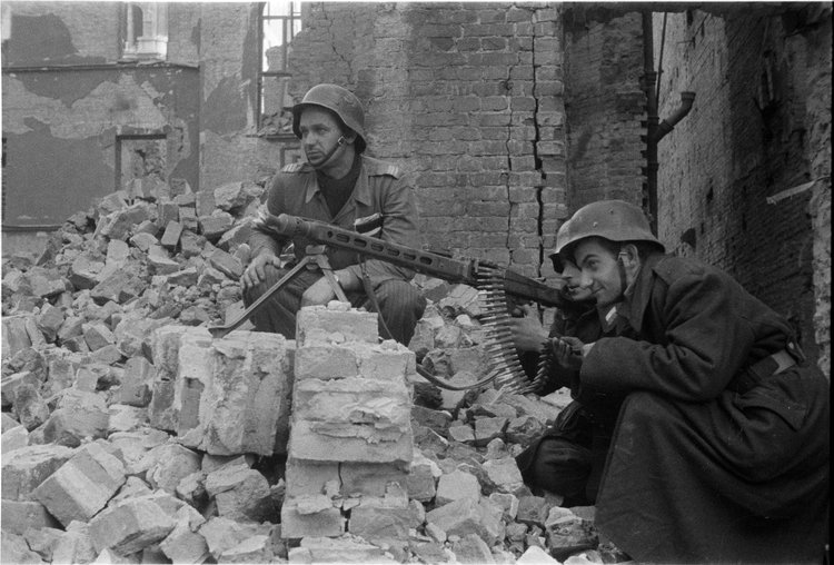 Powstańcy na stanowisku strzeleckim przy ulicy Wojciecha Górskiego