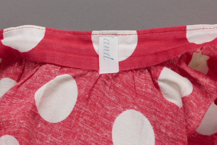 Spódnica w białe grochy