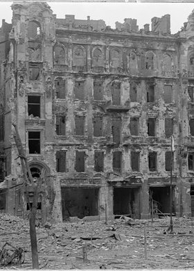 Ruiny kamienicy Lewenfisza przy placu Napoleona 1