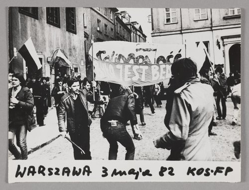 Marsz członków NSZZ 'Solidarności' ulicami Warszawy w dniu 3 maja 1982 r. - manifestanci na Rynku Starego Miasta, trzymający flagi biało - czerwone i transparenty