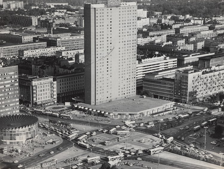 Widok z Pałacu Kultury i Nauki na hotel Forum i okolice