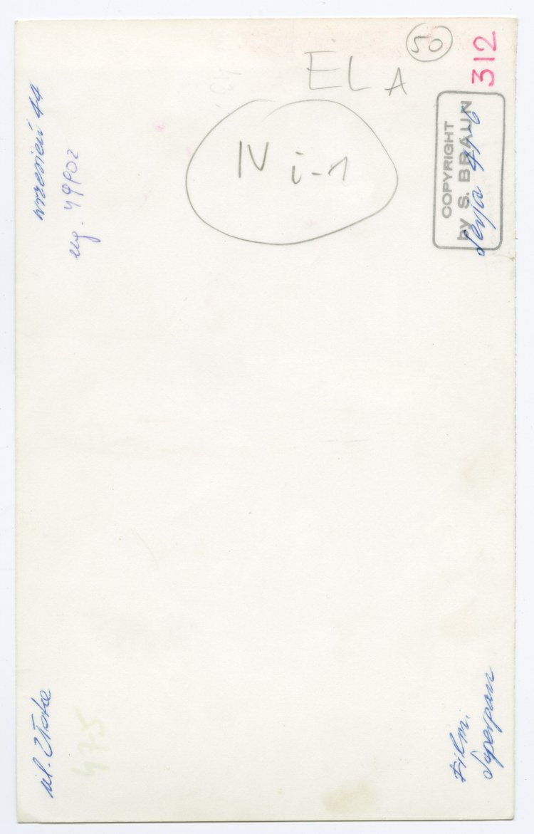 Czerpanie wody z uszkodzonego wodociągu na skrzyżowaniu ulicy Złotej i Zielnej