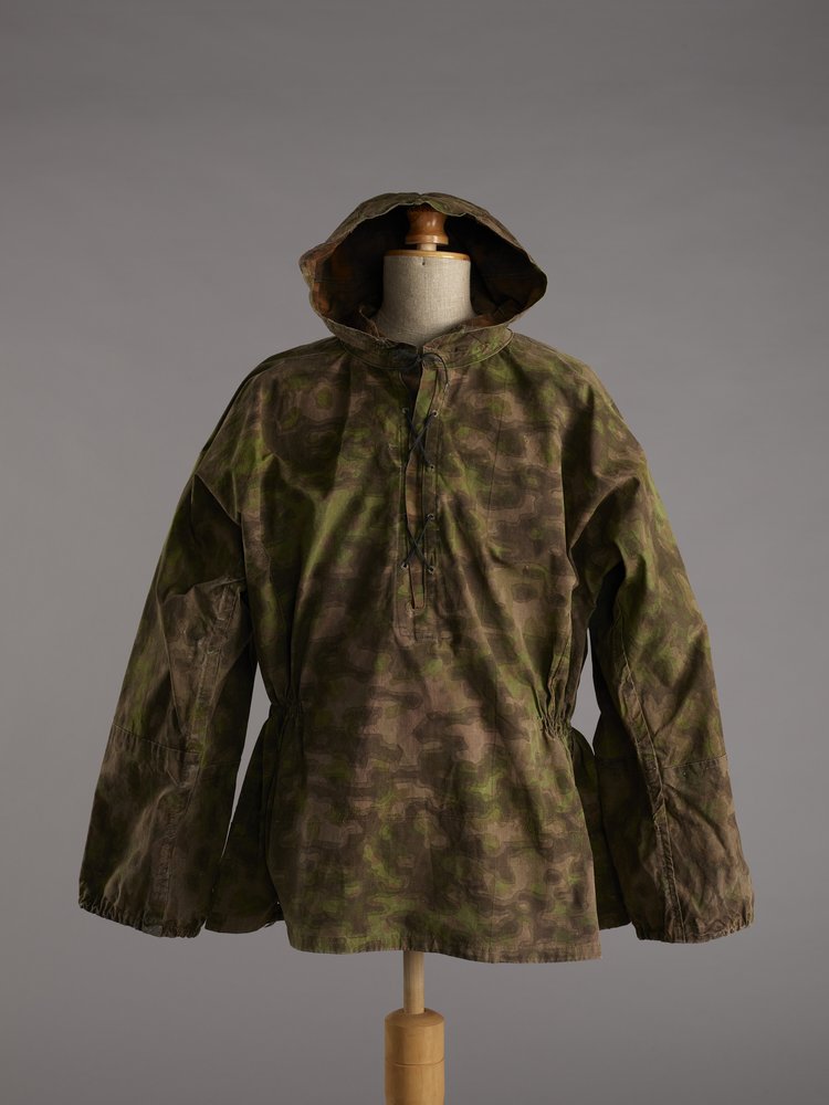 Niemiecka bluza formacji Waffen SS w kamuflażu Rauchtarn zdobyta i noszona przez strz. Zdzisława Galperyna ps. Zbigniew