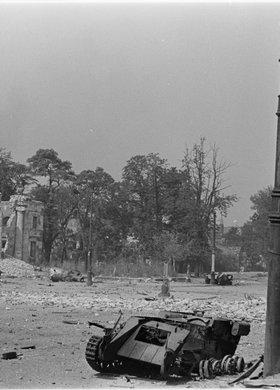 Zniszczony niemiecki ciężki transporter ładunków Borgward B IV na ulicy Marszałkowskiej