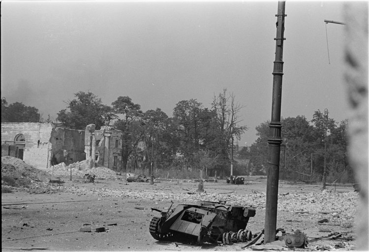 Zniszczony niemiecki ciężki transporter ładunków Borgward B IV na ulicy Marszałkowskiej