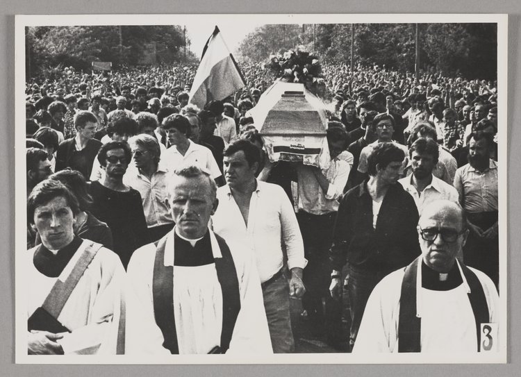 Pogrzeb Grzegorza Przemyka - ludzie niosący trumnę zmarłego oraz tłumy towarzyszące wydarzeniu