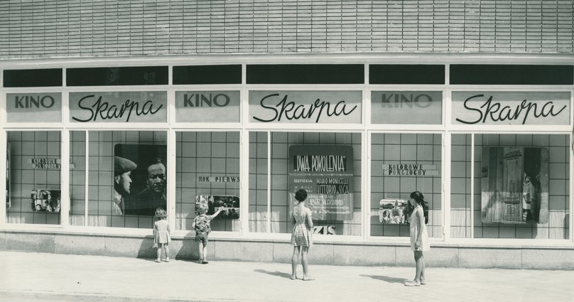 Kino Skarpa, witryna z repertuarem od ulicy Gałczyńskiego