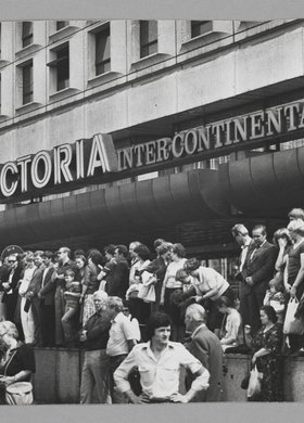 Crowd in front of Hotel Victoria in Zwycięstwa [Victory] Square (currently Piłsudski Square)
