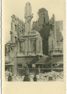 Ruiny kamienicy przy ulicy Marszałkowskiej 98