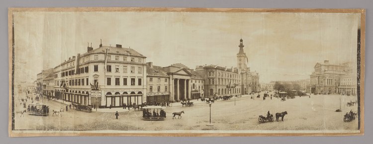 Panorama placu Teatralnego od wylotu ulicy Bielańskiej po gmach Teatru Wielkiego