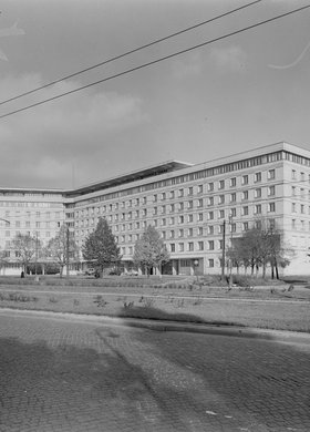 Gmach Głównego Urzędu Statystycznego w alei Niepodległości 208