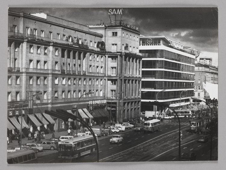 Aleje Jerozolimskie at the intersection with Krucza St.