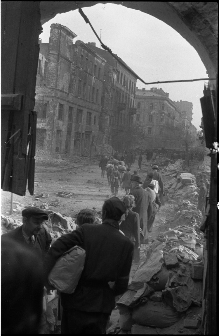 Ludność cywilna opuszczająca miasto po kapitulacji powstania