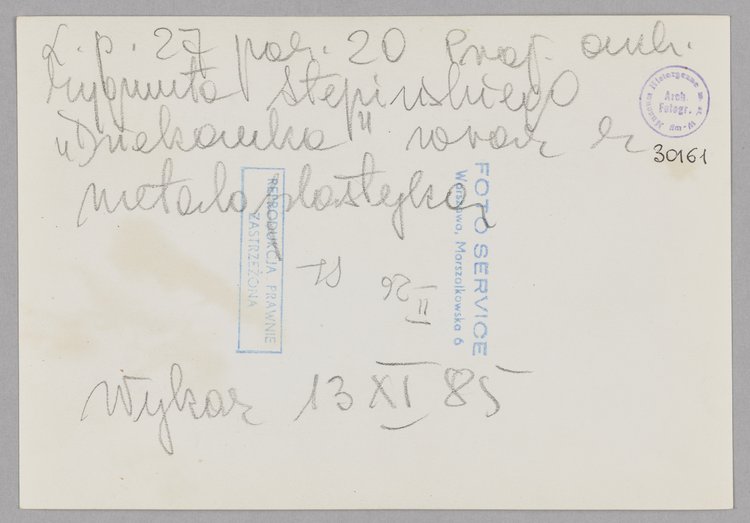 Okno na podwórze w budynku Dziekanki