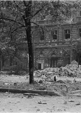 Wznoszenie barykady w Alejach Jerozolimskich