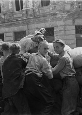 Powstańcy na barykadzie przy ulicy Koszykowej