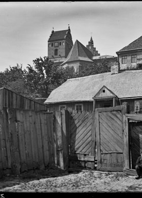 Drewniana zabudowa posesji przy ulicy Rybaki 27