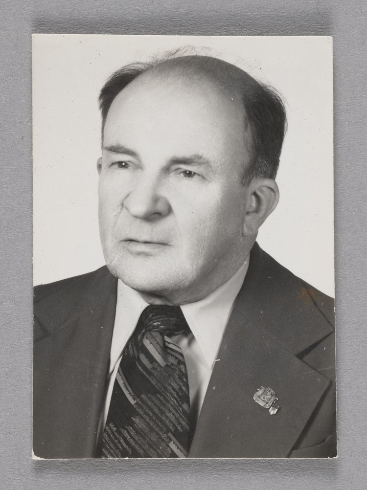 Jerzy Chojnacki w garniturze z przypiętą odznaką