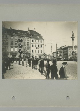 Pochód narodowy: plac Zamkowy, przygotowania do uroczystości
