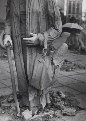 Fragment instalacji "Przejście" Jerzego Kaliny u zbiegu ulic Mazowieckiej i Świętokrzyskiej