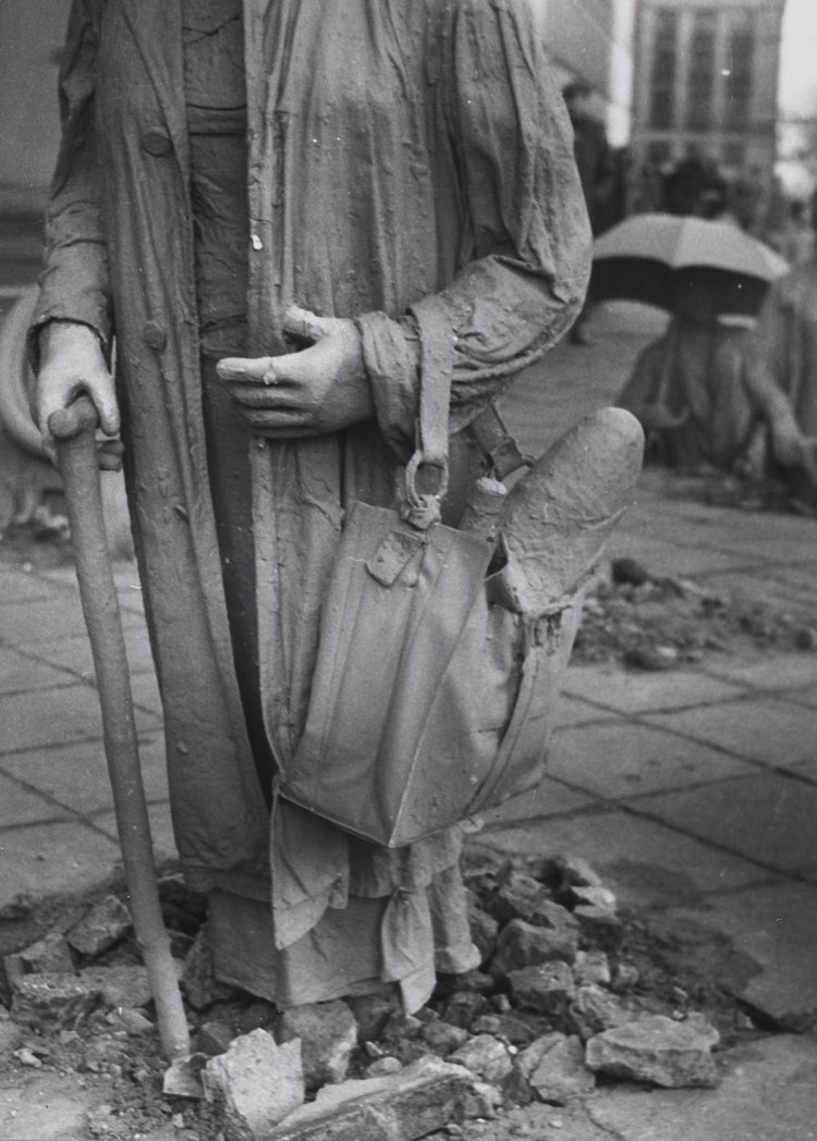 Fragment instalacji "Przejście" Jerzego Kaliny u zbiegu ulic Mazowieckiej i Świętokrzyskiej