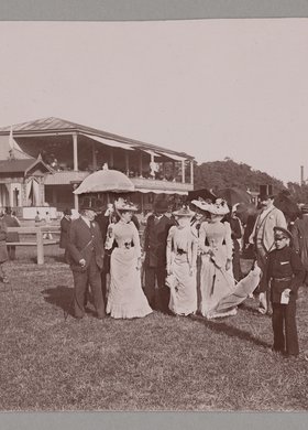 Publiczność wyścigów konnych na Polu Mokotowskim