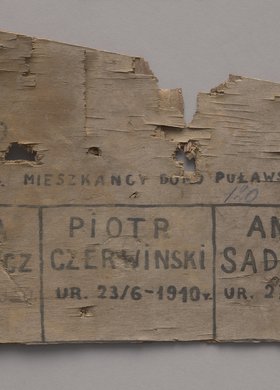 Fragment tabliczki nagrobnej z nazwiskami poległych powstańców z pułku AK "Baszta", mieszkańców z ulicy Puławskiej 120, wykonanej podczas Powstania Warszawskiego