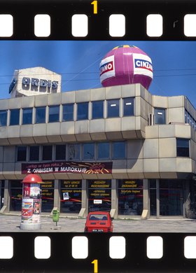 Pawilon Polskiego Biura Podróży Orbis - Oddział Turystyki Zagranicznej przy ulicy Marszałkowskiej róg Królewskiej