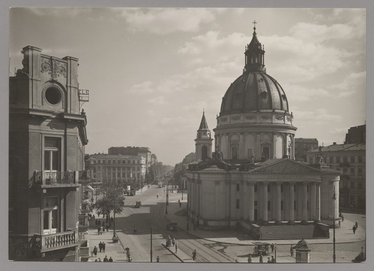 Plac Trzech Krzyży z kościołem św. Aleksandra i perspektywa Alej Ujazdowskich