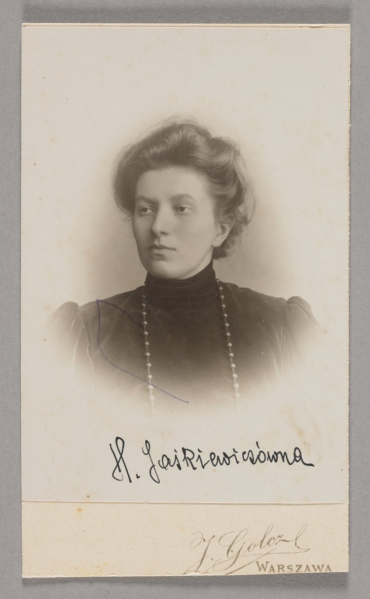 Album z fotografiami nauczycieli i uczennic pensji Antoniny Walickiej w Warszawie
