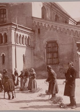 Sprzedaż cierni przed kościołem pw. Nawiedzenia Najświętszej Marii Panny w Wielką Sobotę