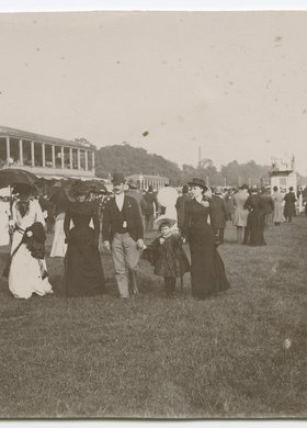 Publiczność wyścigów konnych na Polu Mokotowskim