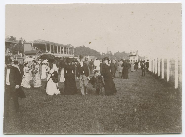 Publiczność wyścigów konnych na Polu Mokotowskim