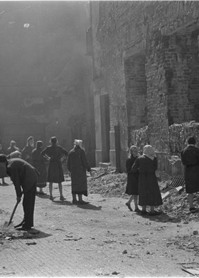 Ludność cywilna pomagająca przy budowie umocnień