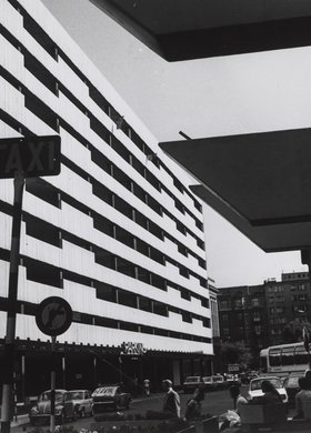 Ulica Parkingowa i tyły hotelu Forum
