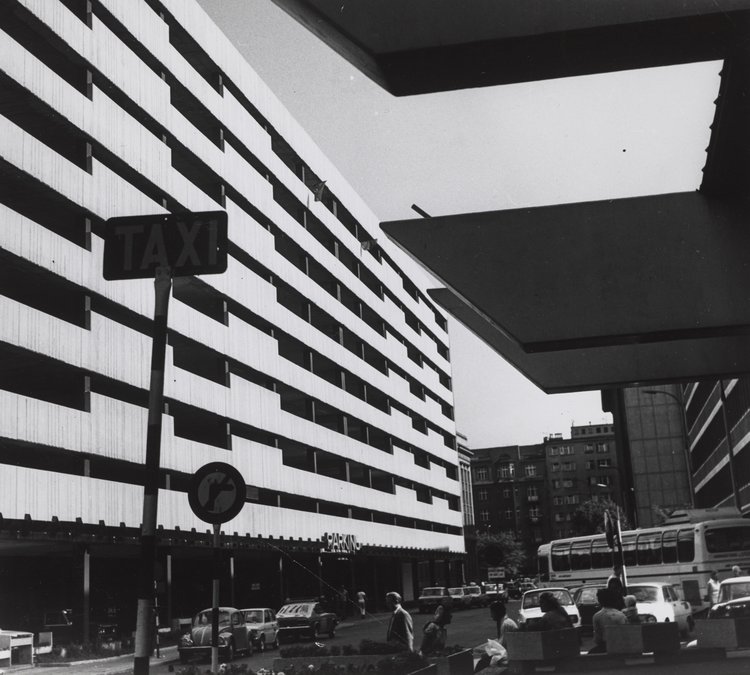 Ulica Parkingowa i tyły hotelu Forum