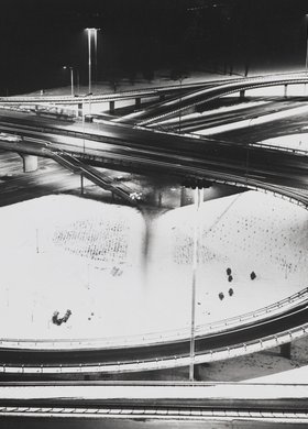 Fragment Trasy Łazienkowskiej nocą