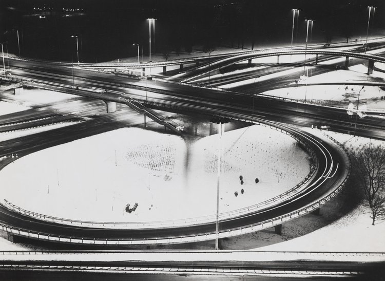 Fragment Trasy Łazienkowskiej nocą