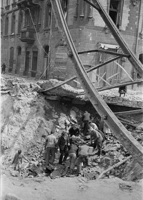 Czerpanie wody z uszkodzonego wodociągu na skrzyżowaniu ulic Złotej i Zielnej