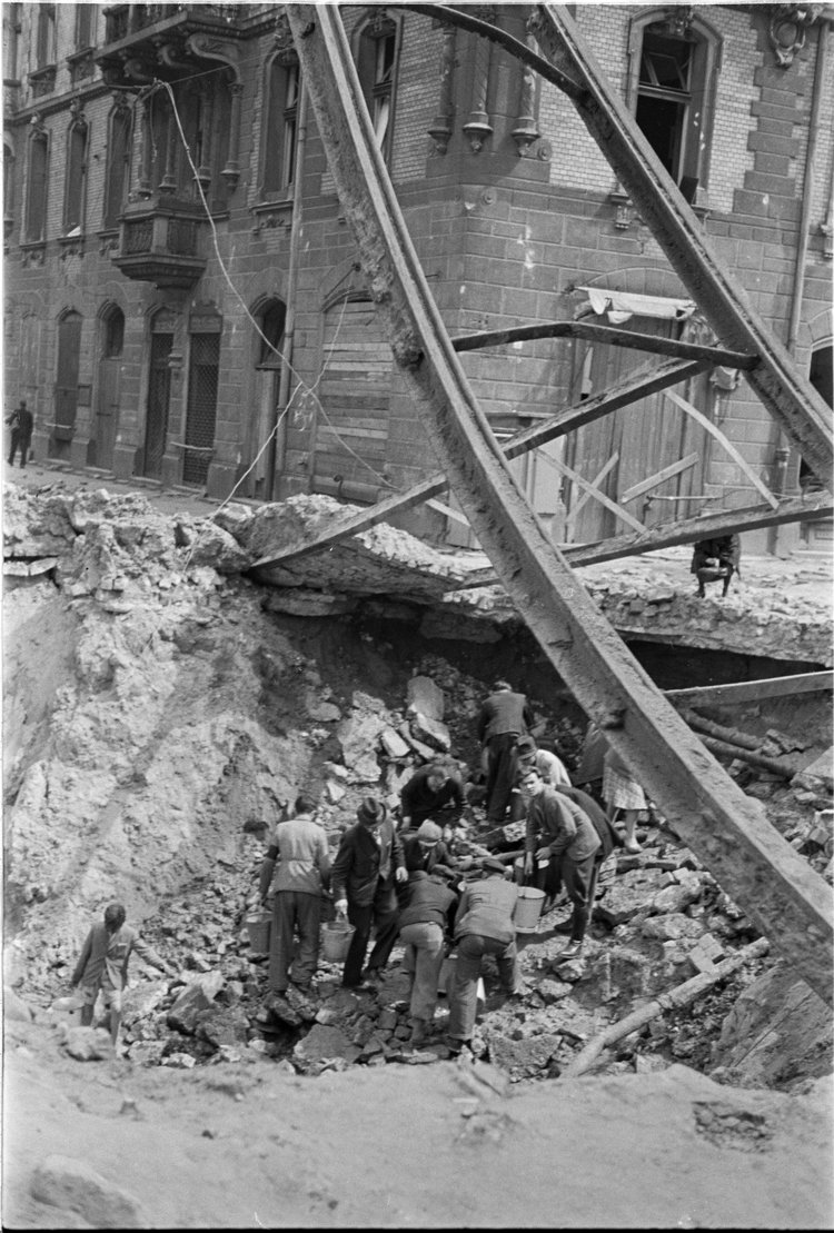 Czerpanie wody z uszkodzonego wodociągu na skrzyżowaniu ulic Złotej i Zielnej