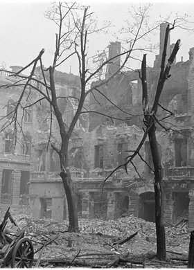 Zniszczenia zabudowy przy placu Napoleona