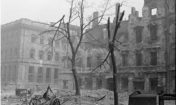 Zniszczenia zabudowy przy placu Napoleona