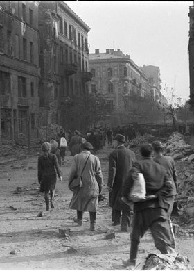 Ludność cywilna opuszczająca miasto po kapitulacji powstania