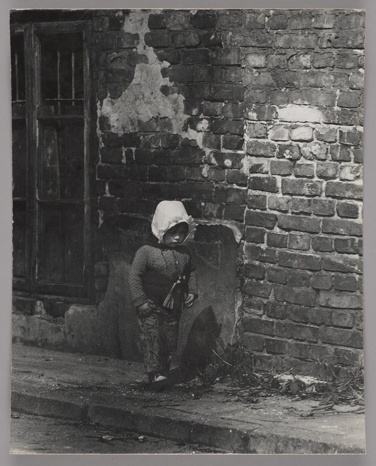 Dziecko idące po podwórzu przy ulicy Środkowej 18