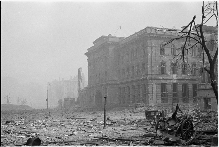 Zniszczony gmach Poczty Głównej