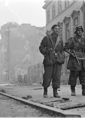 Patrol powstańczy na ulicy Jasnej