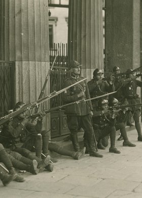 Żołnierze oddziałów wiernych marszałkowi Józefowi Piłsudskiemu na ulicy Brackiej