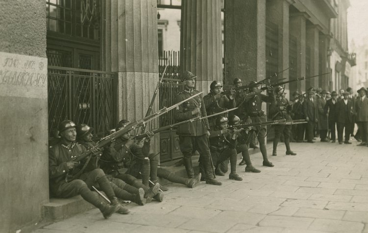 Żołnierze oddziałów wiernych marszałkowi Józefowi Piłsudskiemu na ulicy Brackiej