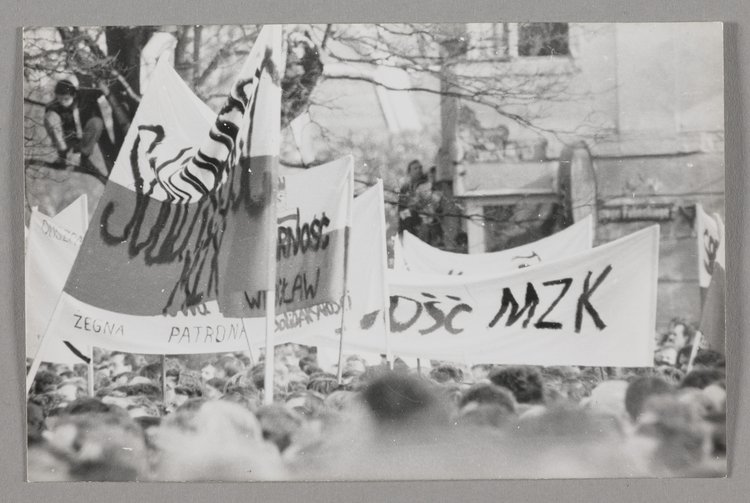 Pogrzeb bł. ks. Jerzego Popiełuszki - tłum ludzi trzymających transparenty NSZZ "SOLIDARNOŚĆ"